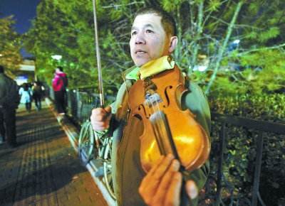 人大東門拉琴大爺10年未斷弦 畢業生追琴音找記憶