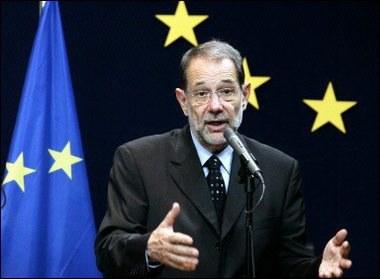 EU foreign policy chief Javier Solana of Spain gives a press point at EU headquarters in Brussels, June 27, 2005. The European Union has no reason to change its policy towards Iran following the election of ultra-conservative Mahmood Ahmadinejad, Solana said.(AFP