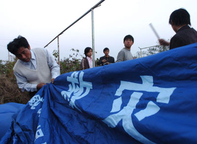 RUICHANG, Jiangxi Province: Tents were the focus of relief efforts in this earthquake-hit city yesterday as hundreds of thousands of wary residents continued to stay in the open. 