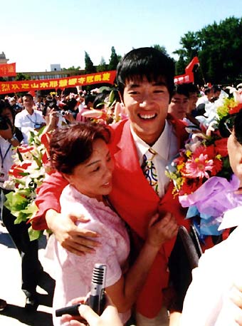 Delegation to Athens greeted by flowers