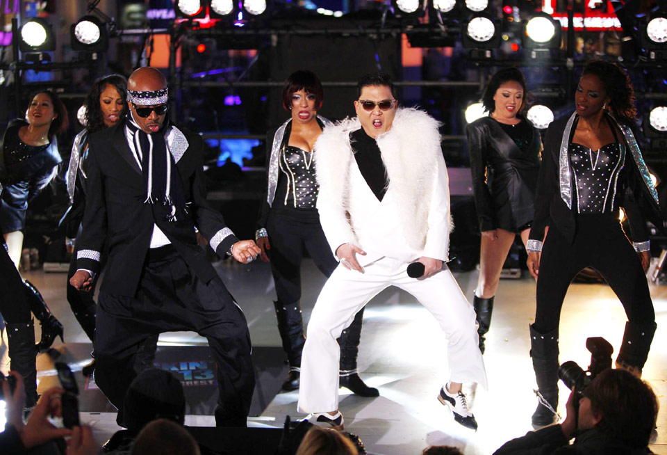 Swift, Psy and Jepsen perform in Times Square