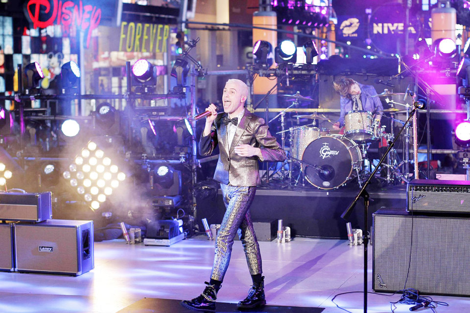 Swift, Psy and Jepsen perform in Times Square