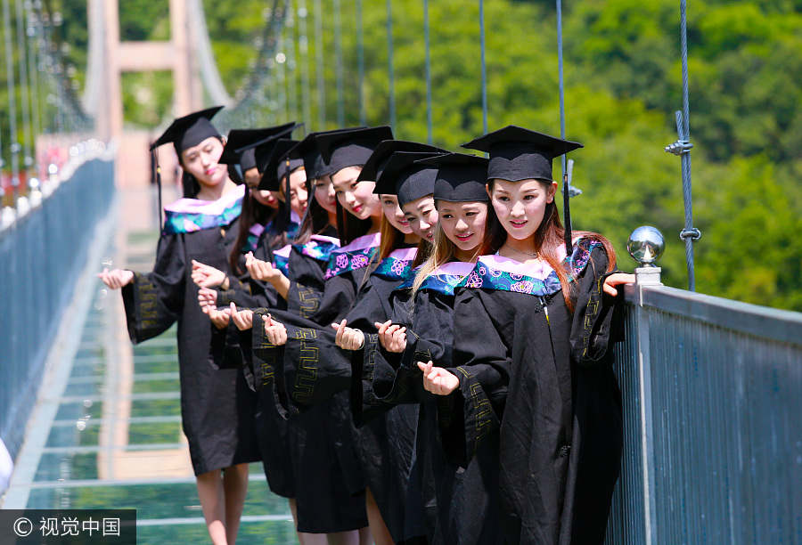 Students take fashion shots to remember college life