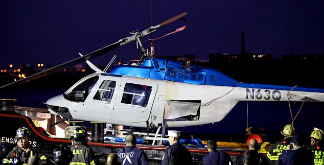 英游客攜父母慶生紐約上空觀光 直升機墜河1死4傷