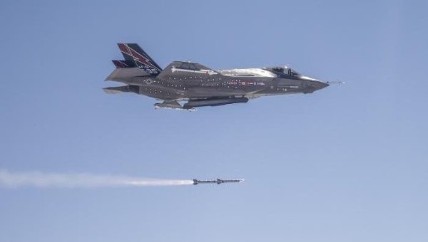 美國F-35戰斗機完成首次空中導彈發射測試