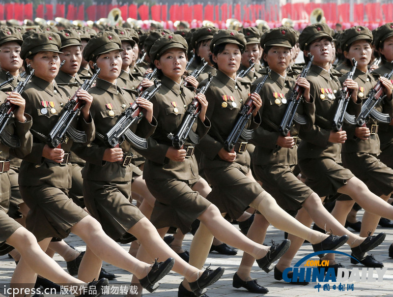 朝鮮舉行建國(guó)65周年閱兵式 短裙女兵整齊劃一