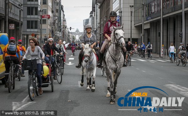 比利時舉辦“無車日”活動 國王攜家人騎車上街