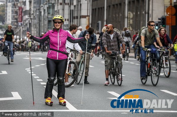 比利時舉辦“無車日”活動 國王攜家人騎車上街