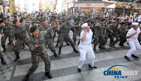 韓國士兵街頭表演快閃熱舞 鼓勵青年參軍（組圖）