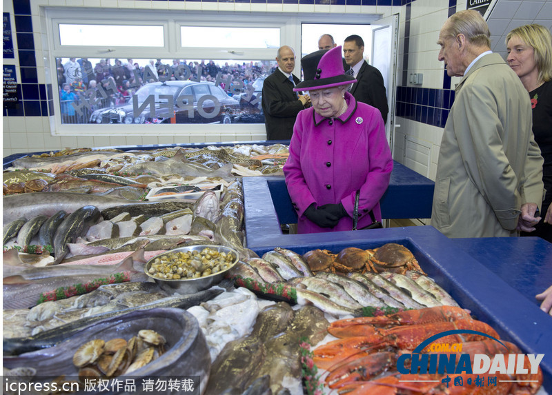 英女王夫婦逛魚市參觀釀酒廠 關注民生（組圖）