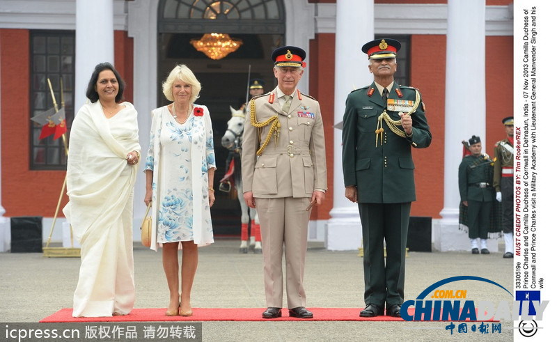 查爾斯卡米拉訪問印度軍校 看學(xué)生制作陶器