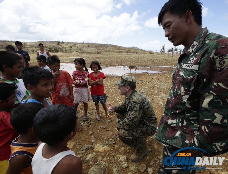 美國海軍向菲律賓空投救援物資 災民回贈大螃蟹