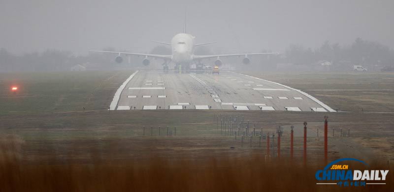 一架波音747運(yùn)輸機(jī)錯(cuò)降機(jī)場(chǎng) 一度被困美國堪薩斯