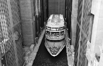 Colossal lift for ships tested at Three Gorges