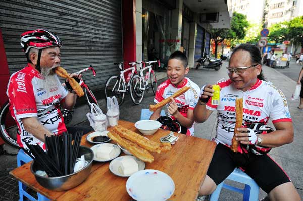 Three generations start 4,500-kilometer-long riding journey from Fuzhou to Harbin