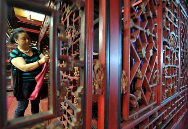 Carved wooden beds exhibited in China's Hunan