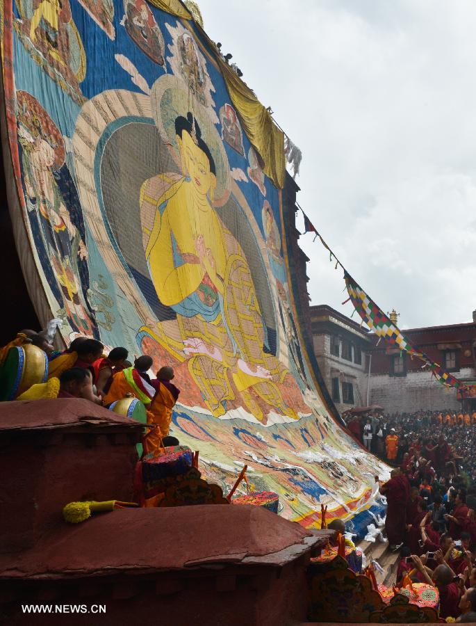 Huge Buddha portrait unfolded in Lhasa's Gandan Temple