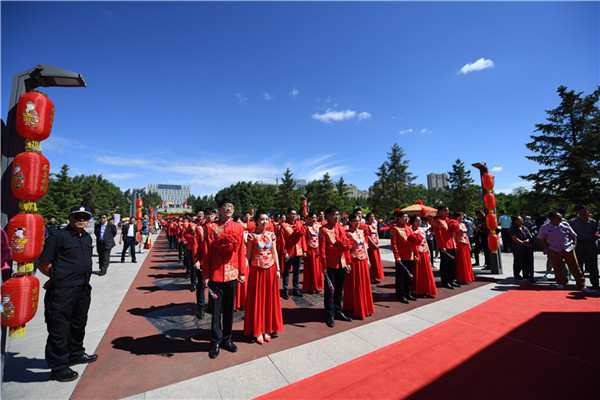 Over 200 couples marry in Changchun group wedding