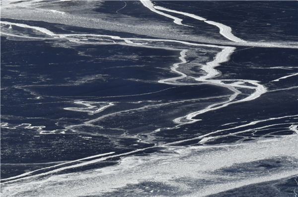 Scenic Tianchi Lake begins to freeze