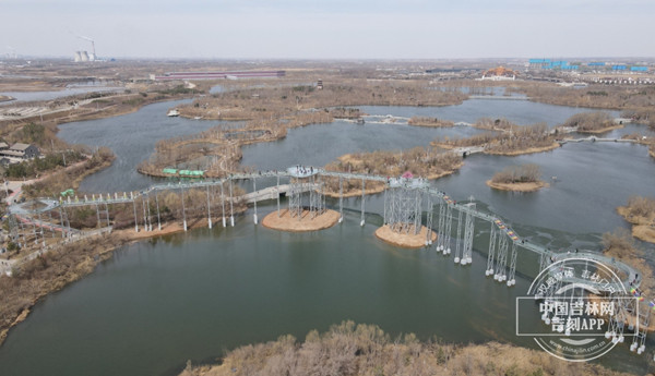 Glass bridge wows visitors to Jilin scenic area