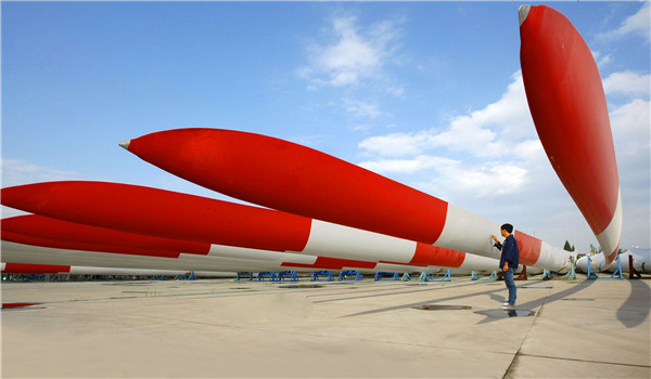 <CENTER>Storage yard of wind turbine blades of Shanghai FRP Research Institute</CENTER>