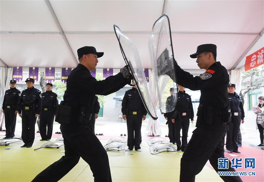 Policemen receive tactics training courses in camp