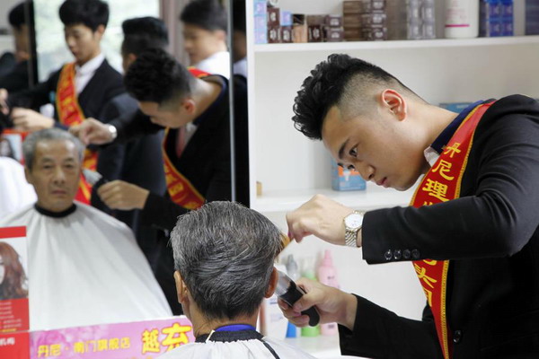 One-yuan haircut for elderly in Putian