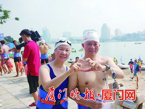 Over 200 swim across Lujiang Bay in celebration of Gulangyu island listed as UNESCO world heritage