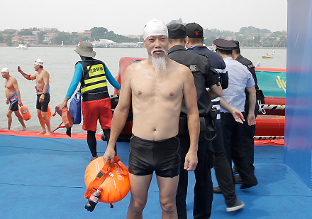 Over 200 swim across Lujiang Bay in celebration of Gulangyu island listed as UNESCO world heritage