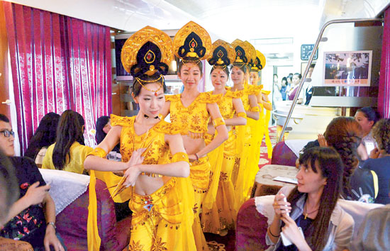 Dunhuang tourism train begins operation