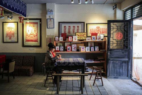 A life devoted to Dunhuang paper cutting