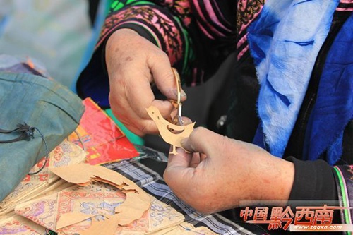 Guizhou ethnic groups showcase embroidery skills to mark the New Year