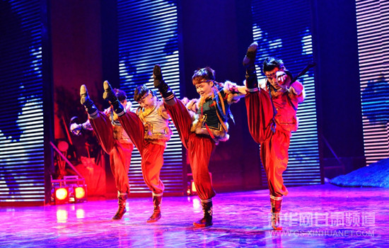 Inner Mongolia Art Troupe performs in Gansu for New Year