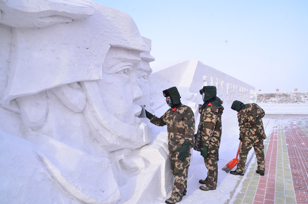 Inner Mongolia soldiers get involved in ice sculpture