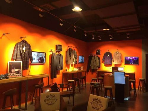 Clothing store goes online - offline in North China