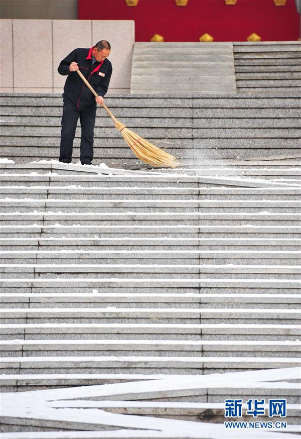 Hohhot blanketed with heavy snowfall