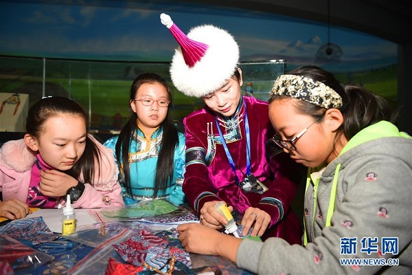 Mongolian ethnic clothes catch young eyes