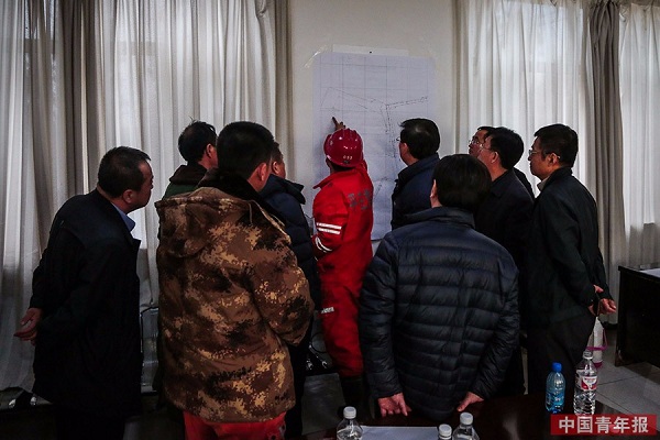 Li Jiheng consoles injured miners from Chifeng colliery accident