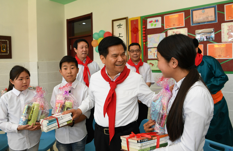 Li Jiheng and pupils celebrate Children's Day