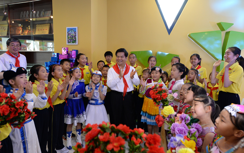 Li Jiheng and pupils celebrate Children's Day