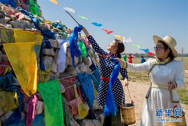 Hohhot residents take part in Mongolian ritual