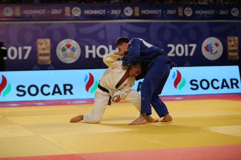 Saiyin Jirigala gives home crowd China's first gold medal