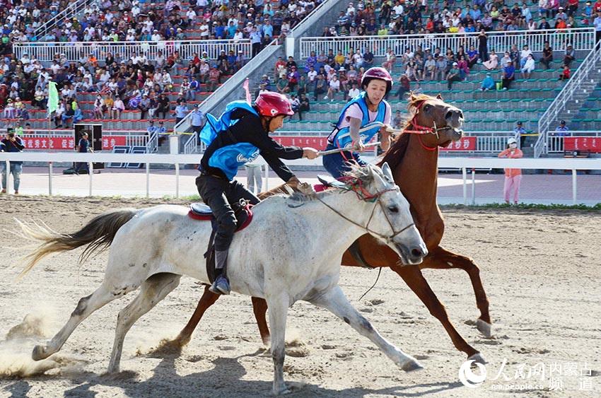 Horseback relay race held in Hulunbuir