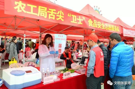 Zhangjiagang volunteers salute the spirit of Lei Feng