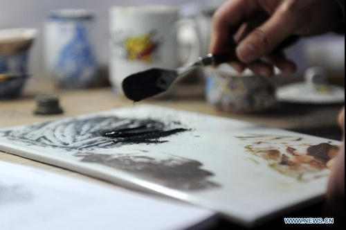 Delicate porcelain painting in Jingdezhen