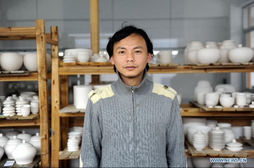 Delicate porcelain painting in Jingdezhen