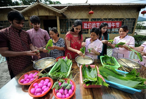 Foreign students greet Dragon Boat Festival in E China