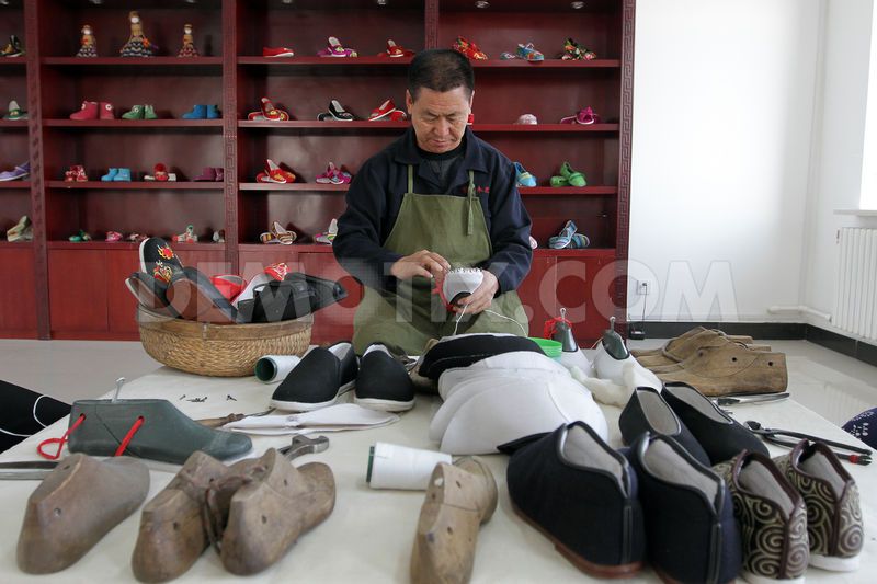 Guo's traditional fabric shoe crafting