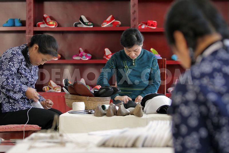 Guo's traditional fabric shoe crafting