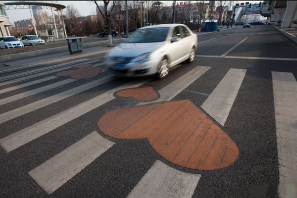 Changchun decorates zebra crossing for children’s safety